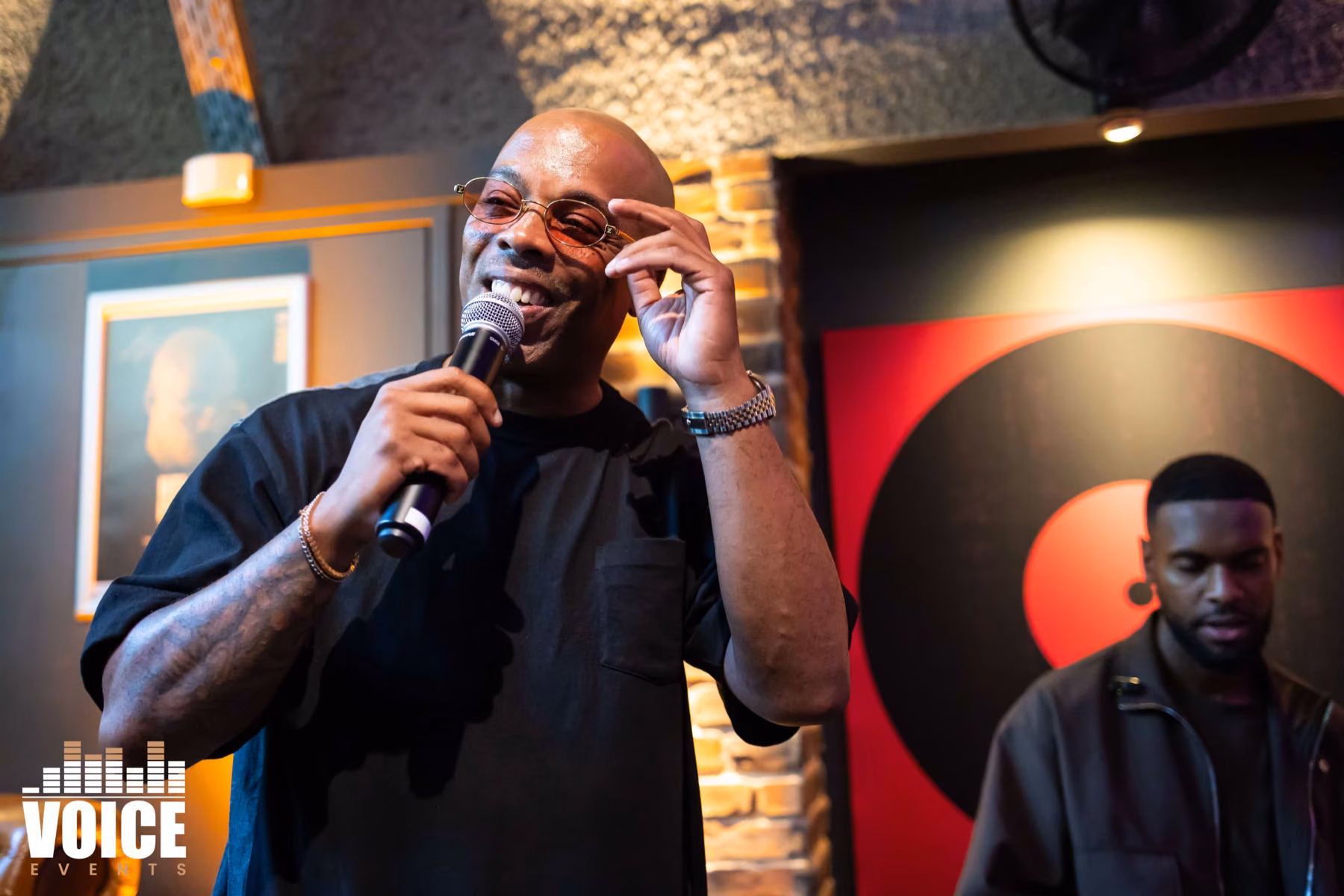 Comedian op het podium tijdens Stand Up Comedia Criola